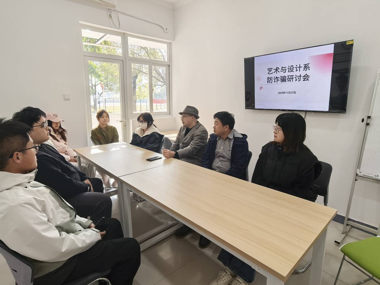 一群人坐在桌子前AI 生成的内容可能不正确。