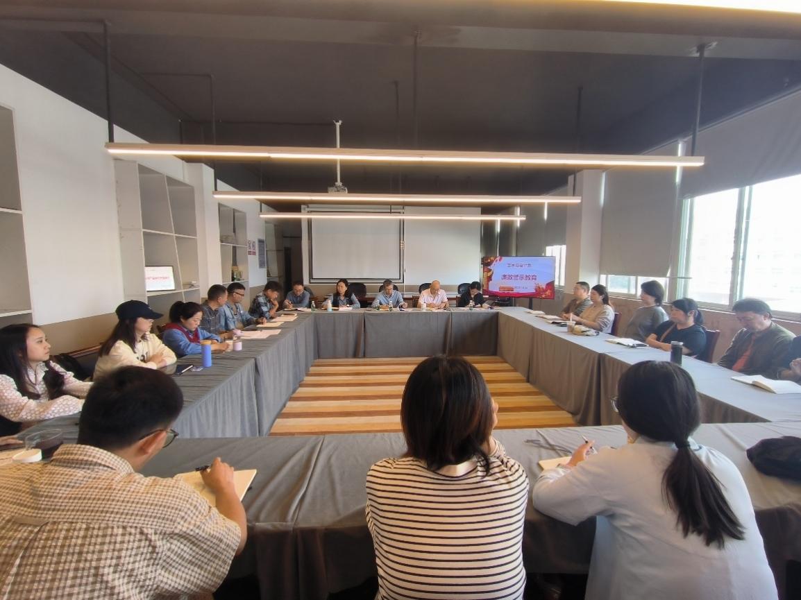 会议室里的人们AI 生成的内容可能不正确。