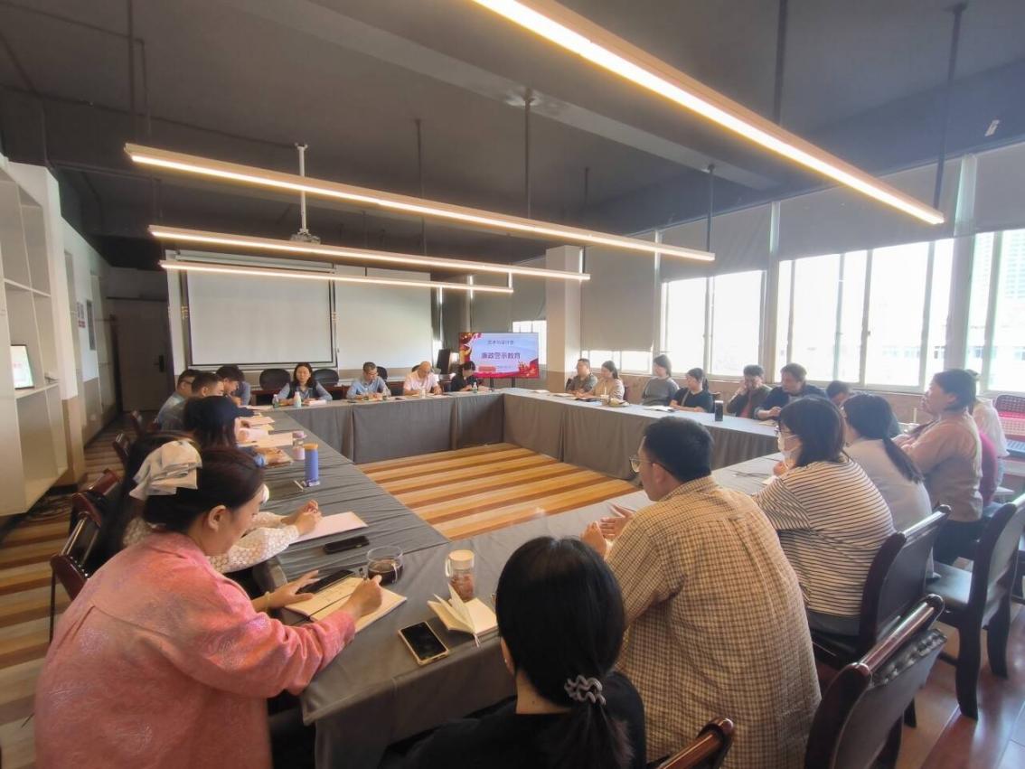 会议室里的人们AI 生成的内容可能不正确。