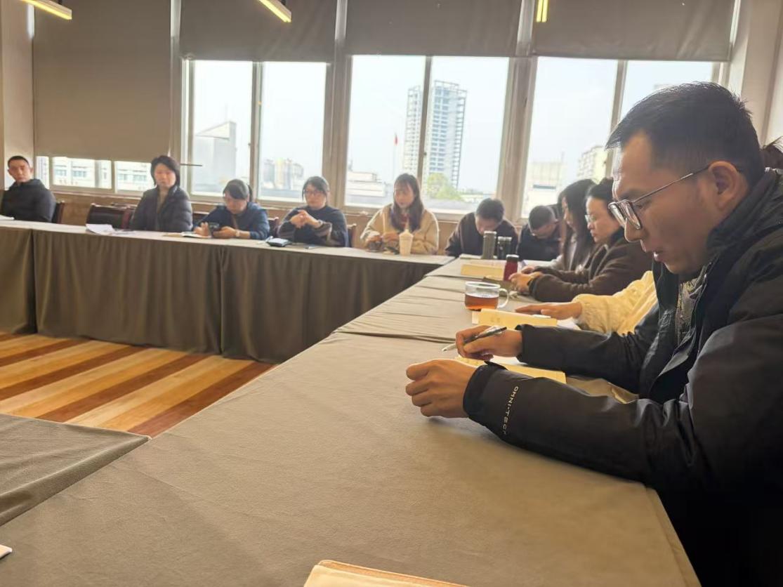 会议室里的人们AI 生成的内容可能不正确。