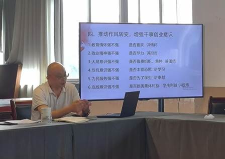 图片包含 室内, 桌子, 窗户, 男人AI 生成的内容可能不正确。